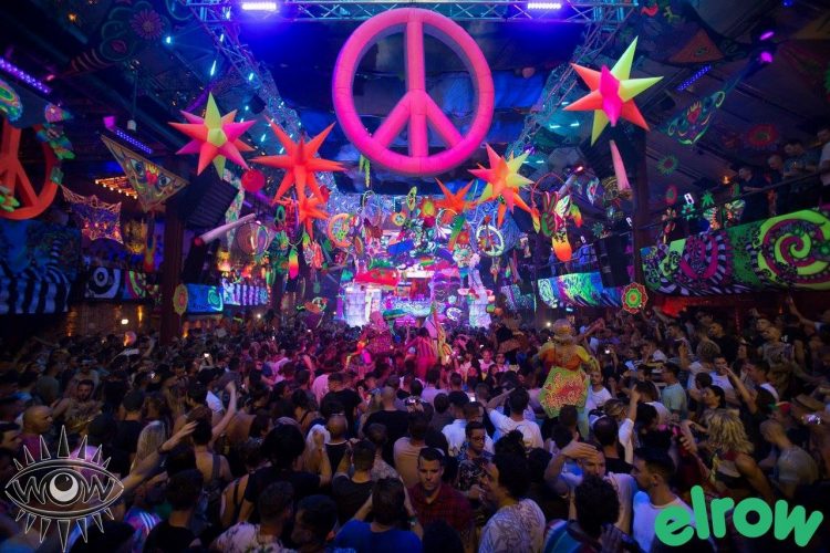 noche en club fiesta tematizada psicodelica elrow hinchables telas arte atmosférico entripado