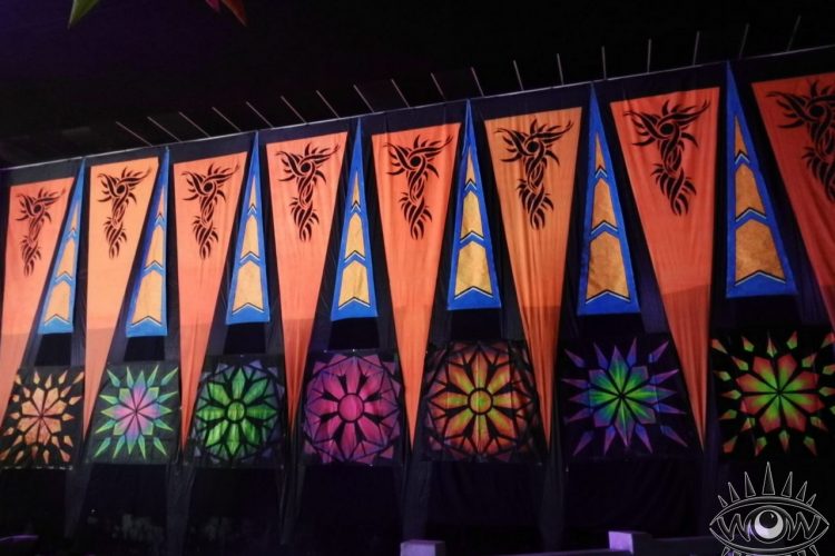 salas grandes decoradas para eventos telas multicoloridas