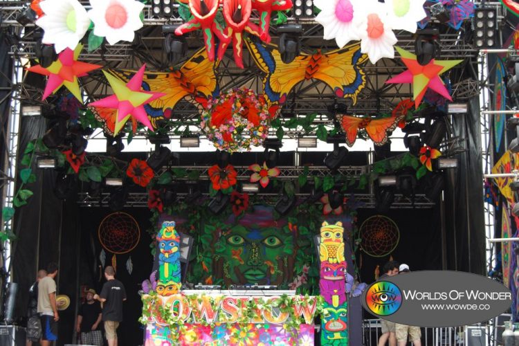 decoracion escenario wow deco elrow monegros techno psicodelic trip atrezos telas hinchables