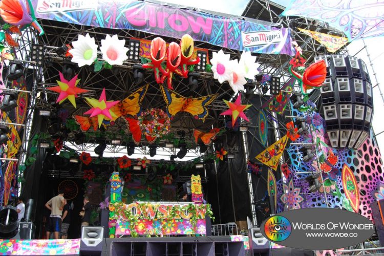 decoracion escenario wow deco elrow monegros techno psicodelic trip atrezos telas hinchables