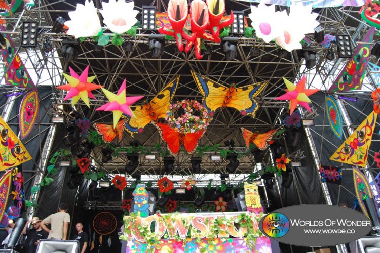 decoracion escenario wow deco elrow monegros techno psicodelic trip atrezos telas hinchables