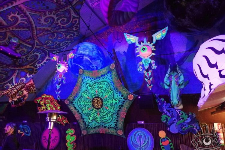fiesta club elrow decoración fluorescente instalaciones de arte en clubs