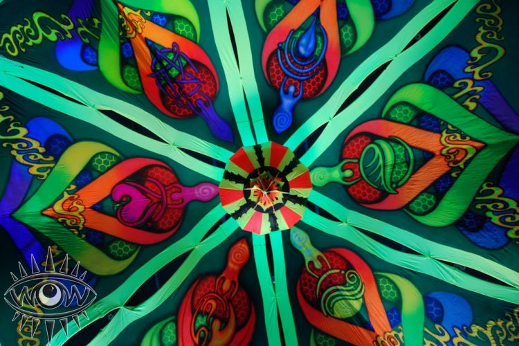 creaciones de arte por alquiler para festivales techo multicolorido