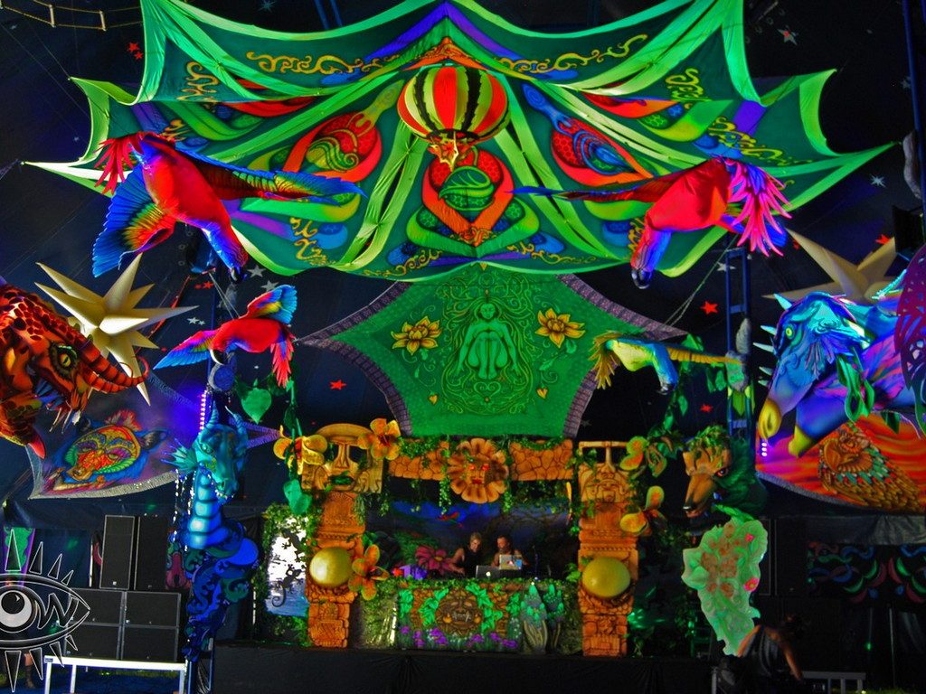 servicio de alquiler decoración marquesinas y festivales arte 3D dragones techo