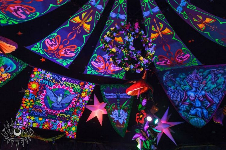 Planeador eventos celebraciones decorados con arte fluorescente marquesinas