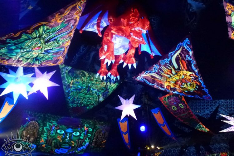 crapra grande decorado con arte estrellas hinchables dragones psicodelia