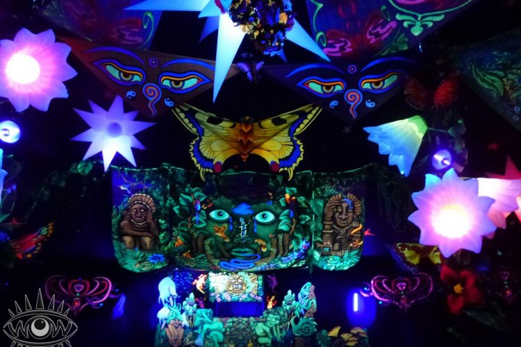 Festival chillout tienda techo decorado arte bosque encantado