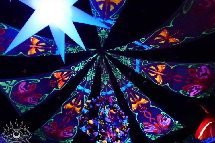 Festival chillout tienda techo decorado arte bosque encantado