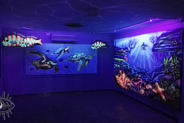 Sala submarina con peces fluorescentes transformamos tu local