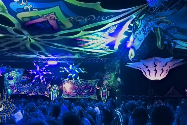 arte al aire libre festival celebracion fiesta dragones fluorescente musica electronica