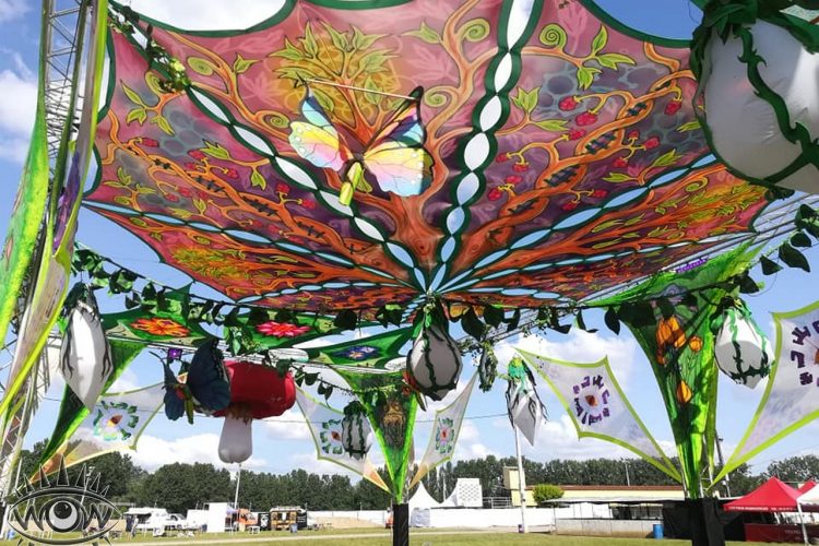 instalación de arte al aire libre mariposas flores 3d esculturas licras linternas