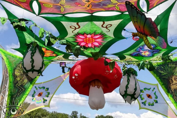 instalación de arte al aire libre mariposas flores 3d esculturas licras linternas