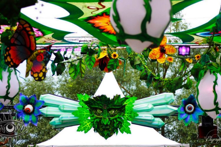 instalación de arte al aire libre mariposas flores 3d esculturas licras linternas