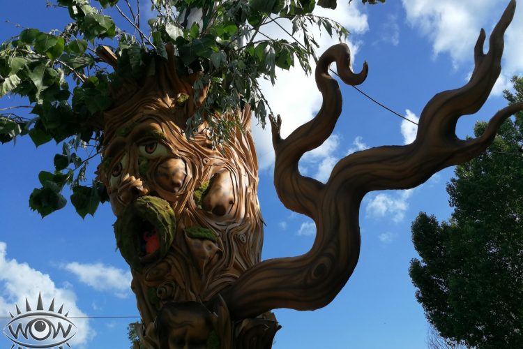 instalacion de arte al aire libre 3D goma eva arbol viviente deco tematizado