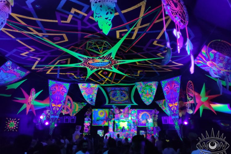 fiesta psicodelica psytrance con decoración fluorescente arte para eventos
