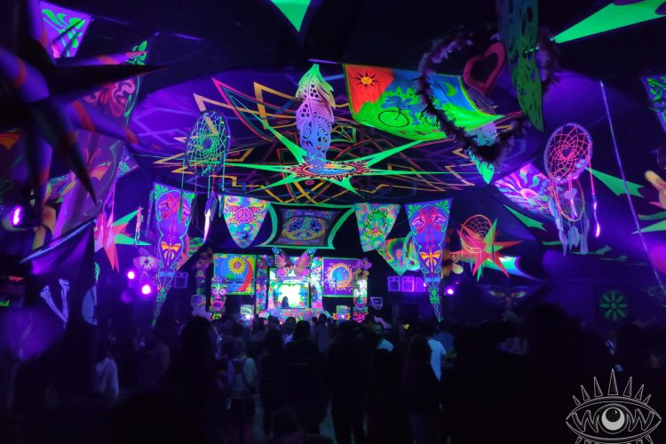 decoración original para eventos de música electrónica techo pintado mandala