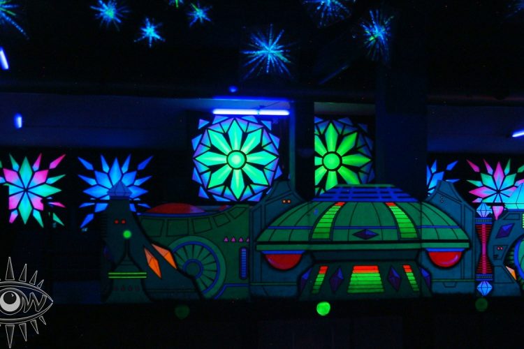 paneles de madera pintadas futurísicas decoración fluorescente