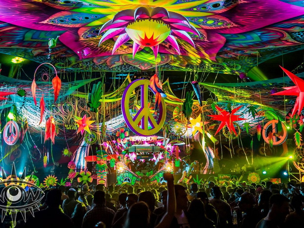 evento fiesta tematizada psicodelica elrow hinchables telas arte atmosférico entripado