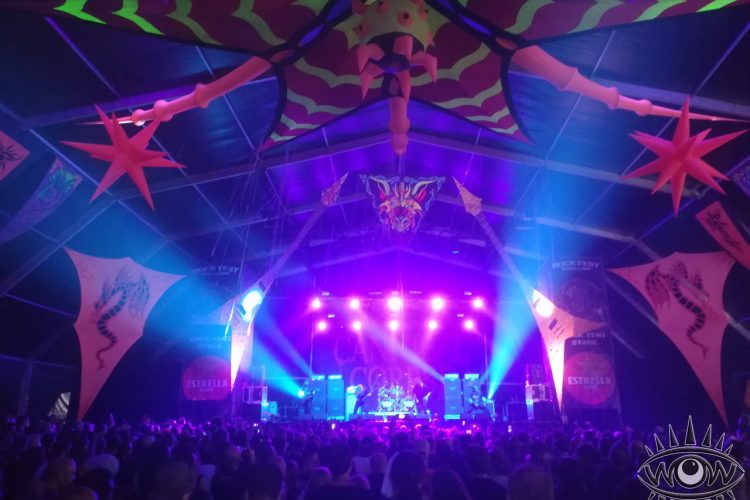 festival de metal decorado por WOW guitarras gigantes figuras hinchables