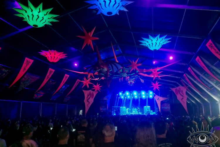 festival de rock con decoración hinchable y telas gigantes