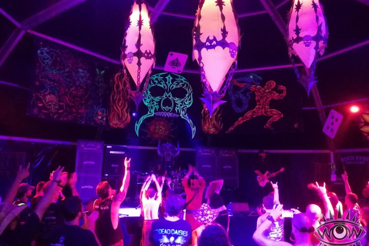 Fiesta Metal Halloween con decoración fantasmagórica linternas góticas