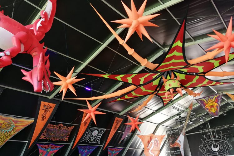 Carpa gigante de festival de rock decorado con arte fluorescente