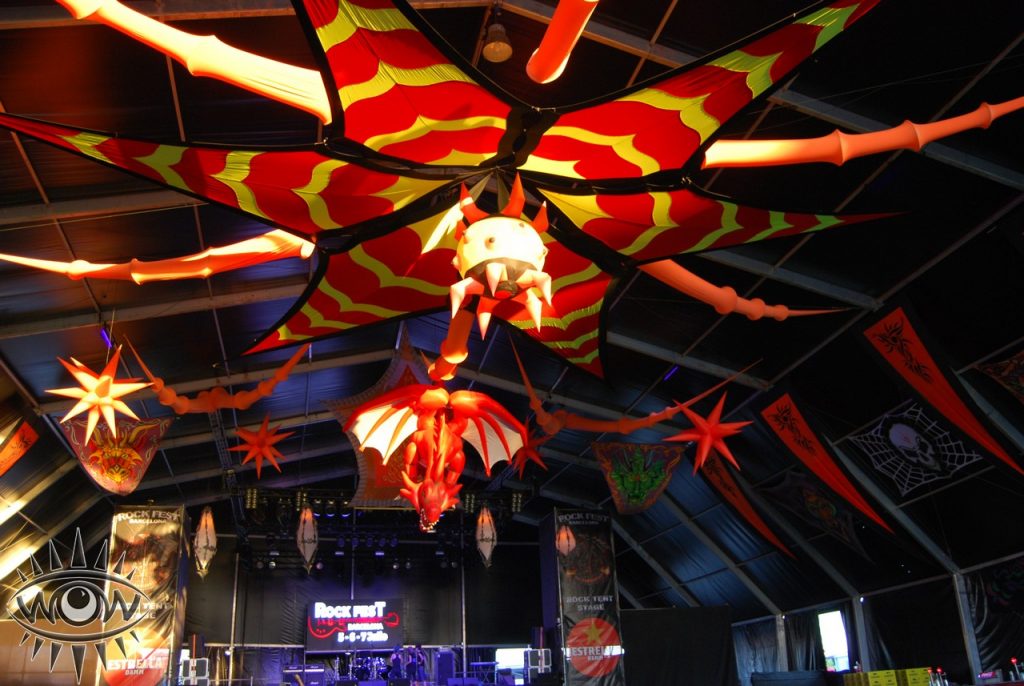 Barcelona rock fest carpa grande decorada estilizada telas banderas festivales