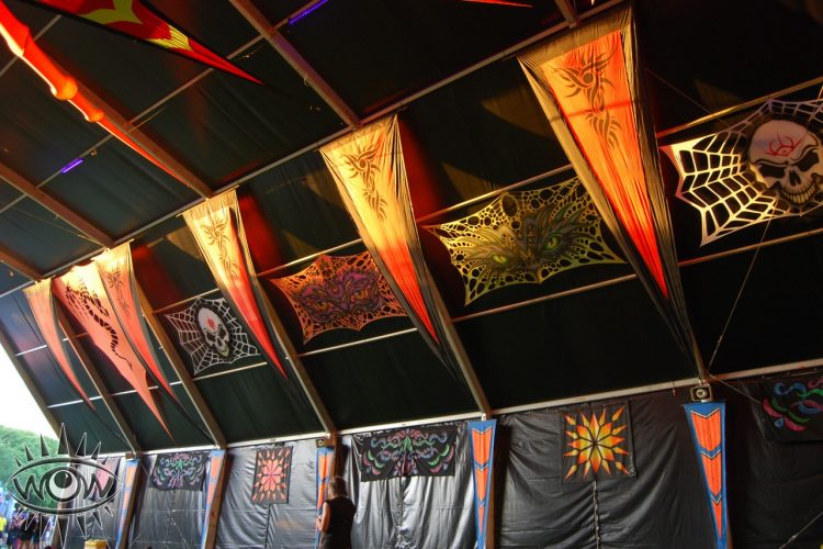 Barcelona rock fest carpa grande decorada estilizada telas banderas festivales