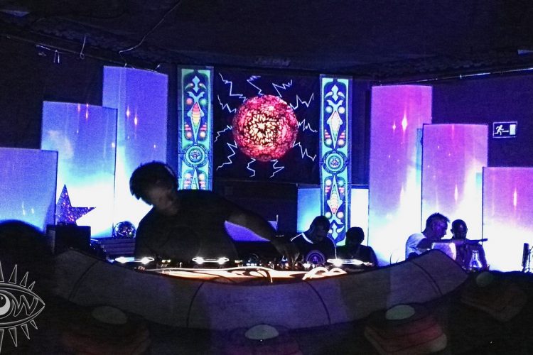 arte intergaláctico para eventos escenografía decoraciónes fluorescentes