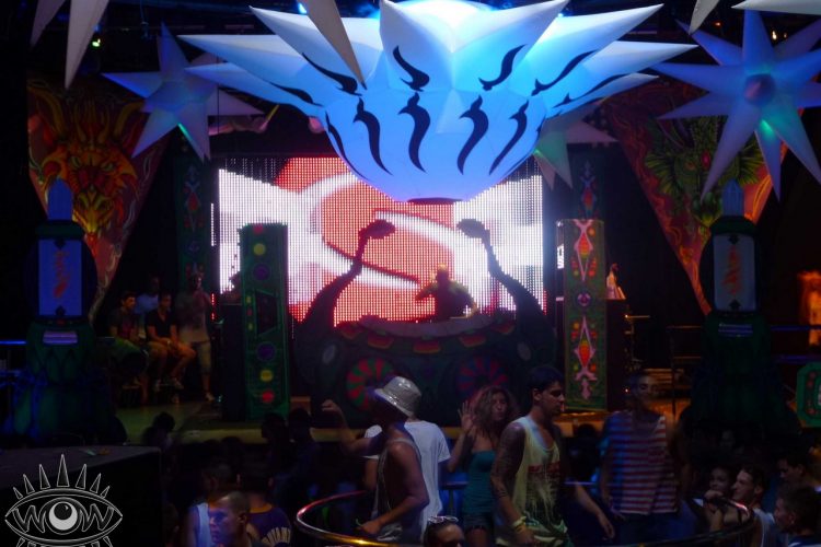 noches en discoteca música techno arte visual proyecciones
