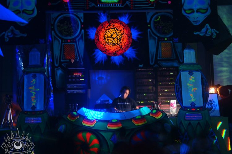 cabina de dj decorado alienígeno arte para eventos inolvidables