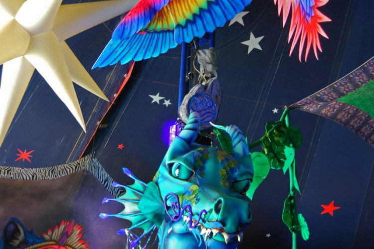 templo magico carpa circo arte fluo instalacion festival chill licra suiza