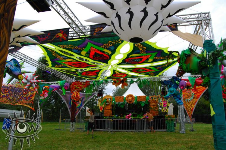 instalación licra arte fluorescente aire libre estructuras hinchables entorno diseñado