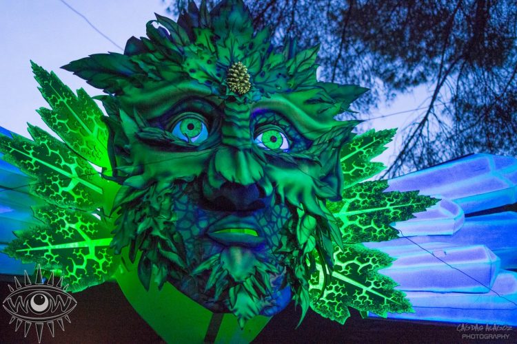instalación de arte 3D escultura led madera pintada hombre verde bosque encantado