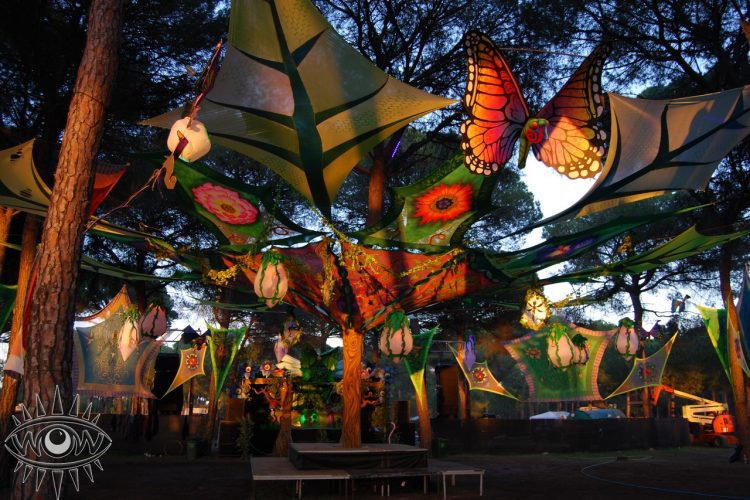 Festival Instalacion cubierta de tela licra pintada arte para eventos canopy main stage psychedelic lycra roof themed art event decor hire transition Spain nature forest party