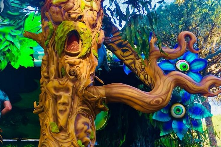 Transition festival arbol viviente arte atrezos escenarios diseñados