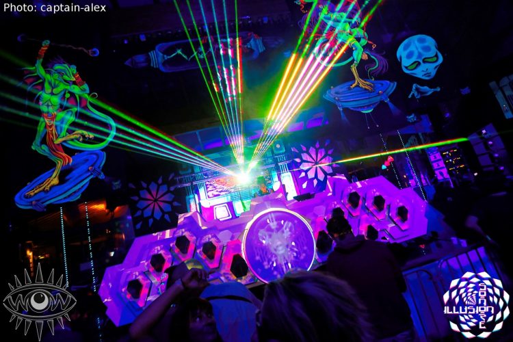 escenario decorado psicodélico alienígeno show de láser arte fluorescente