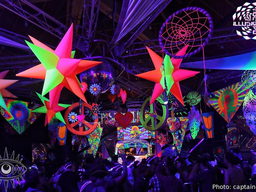 psychedelic retro indoor themed decor for clubs events celebrations france