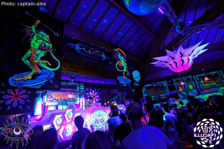 cabina de dj decorado estilo futurístico espacial arte fluorescente