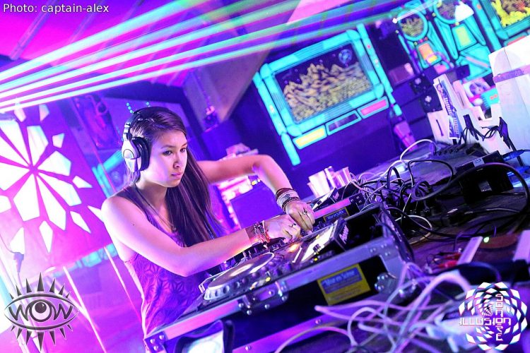 dj femenino pinchando psytrance noche en club cabina decorada